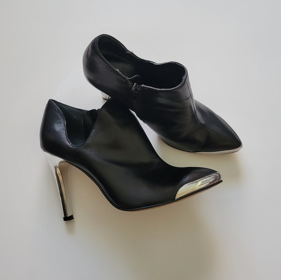 CHINESE LAUNDRY BLACK LEATHER ANKLE BOOTIES W/ SILVER HEEL & TRIM - Picture 11 of 11